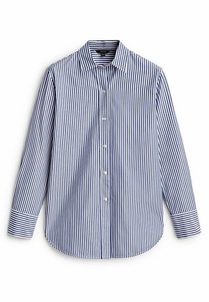 Langærmet skjorte med knapper, blå og hvide lodrette striber og en klassisk krave, præsenteret på en hvid baggrund.