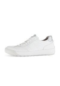 Witte leren sneaker met een textured afwerking, ronde neus, vetersluiting en metallic zilveren accenten op de hak. Rubberen zool met profielpatroon.