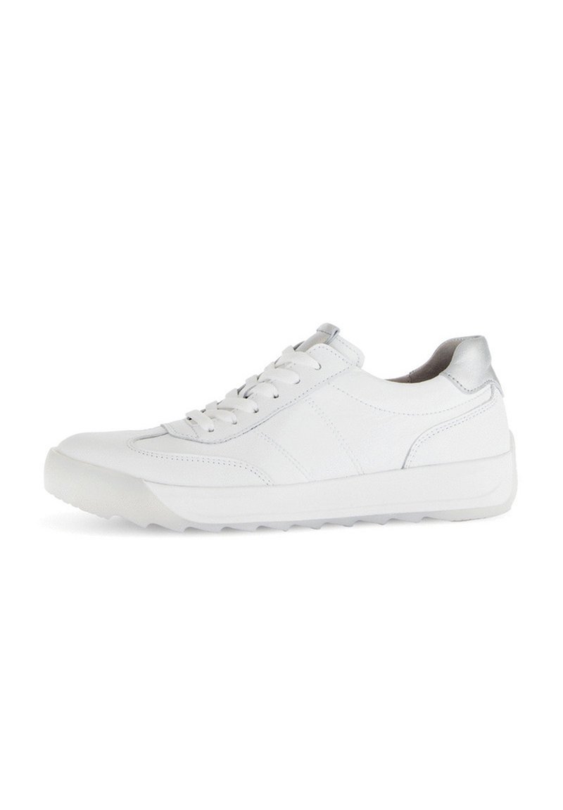 Witte leren sneaker met een textured afwerking, ronde neus, vetersluiting en metallic zilveren accenten op de hak. Rubberen zool met profielpatroon.