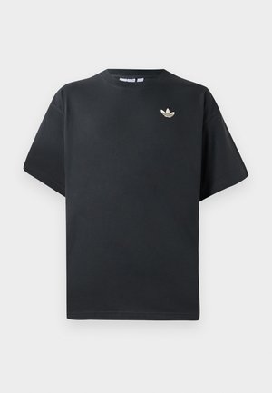 Svart bomulls t-shirt med korta ärmar, rundad halsringning och en liten gul logotyp som föreställer tre blad på vänster bröst.