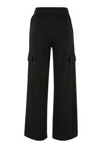 Schwarze weite Cargo-Hosen mit elastischem Bund, ausgestattet mit zwei seitlichen Taschen und zwei Cargo-Taschen mit Klappendetail. Glatte Stoffoberfläche.