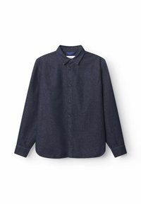 Donkerblauwe button-up shirt met een puntige kraag, lange mouwen, stofstructuur die lijkt op denim, met zes knopen aan de voorkant.