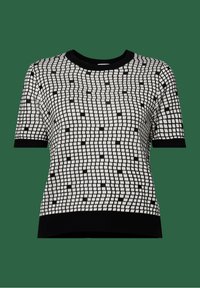 Top de punto de manga corta en blanco y negro con un patrón de cuadrícula texturizado y acentos cuadrados. Cuello redondo ribeteado y dobladillo.