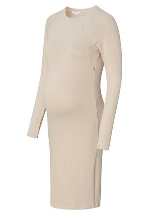 Beiges Stillkleid aus weichem Strickmaterial mit rundem Ausschnitt, langen Ärmeln und seitlichen Raffung für eine bequeme Passform.