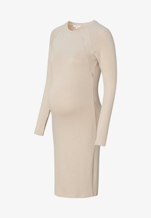 Beiges Stillkleid aus weichem Strickmaterial mit rundem Ausschnitt, langen Ärmeln und seitlichen Raffung für eine bequeme Passform.