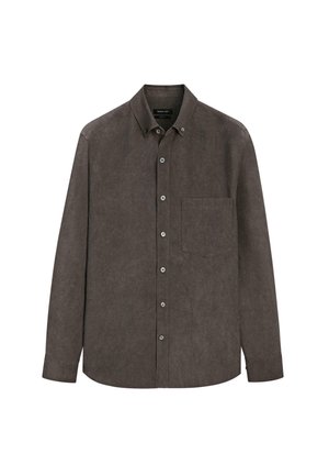 Koszula na długi rękaw w ciemnoszarym kolorze, zapinana na guziki, z kieszenią na piersi i kołnierzykiem na guziki, prezentowana na białym tle.