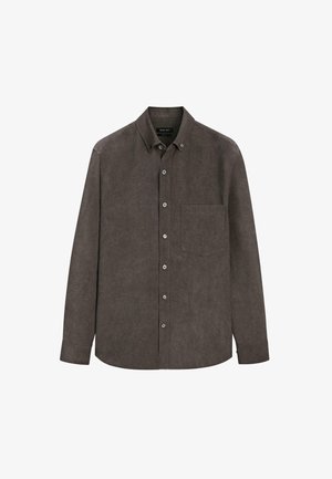 Tmavě šedá košile s dlouhým rukávem, zapínáním na knoflíky, náprsní kapsou a zapnutým límečkem, zobrazena na bílém pozadí.