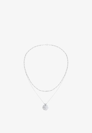 Deux colliers en argent : l’un avec une fine chaîne et un pendentif rond texturé, l’autre une chaîne légèrement plus épaisse sans pendentif.