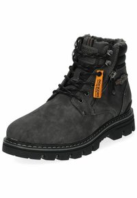 Botas de tobillo de ante negro con un cuello acolchado, suela robusta y costuras en contraste; cuenta con ojales de metal y una etiqueta de marca.