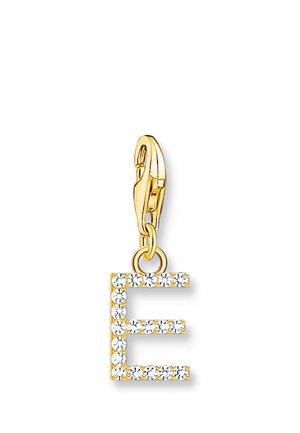 Goldener Lobster-Verschlussanhänger mit dem Buchstaben E, umgeben von kleinen klaren Strasssteinen auf weißem Hintergrund.