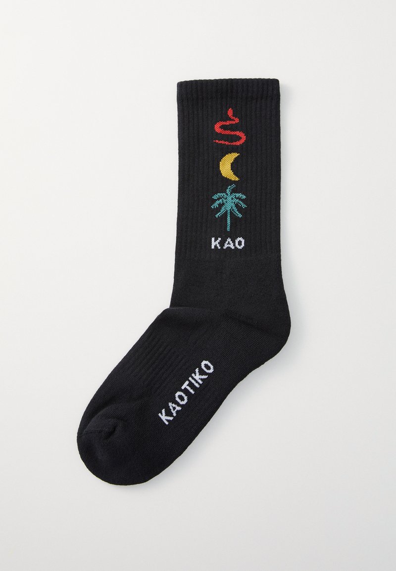 Sosete negre cu nervuri, decorate cu broderii colorate: un spiral roșu, o lună galbenă și o palmier teal, împreună cu textul "KAO" și "KAOTIKO".