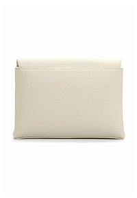 Bolso de mano de cuero beige claro con acabado texturizado, forma rectangular y diseño simple y limpio. Sin herrajes ni adornos visibles.