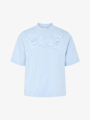 Gaiši zils īsām piedurknēm tops ar augstu kakla izgriezumu, kas priekšpusē rotāts ar intricate baltām izšūtām ziedu dizainiem. Mīksts kokvilnas materiāls.