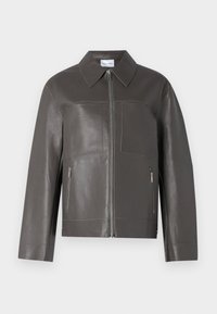 Graue Lederjacke mit durchgehendem Reißverschluss, spitzem Kragen und zwei seitlichen Reißverschlusstaschen. Verfügt über eine glatte Textur und ein minimalistisches Design.