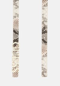 Cintura in stampa serpente nei toni del crema e del grigio, con un logo "GUESS" in tonalità oro come dettaglio distintivo, e con più fori di regolazione.