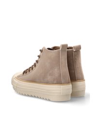 Zapatillas beige de caña alta con suelas gruesas de color crema, cordones texturizados y tiradores que presentan el nombre de la marca Etika en la parte trasera.