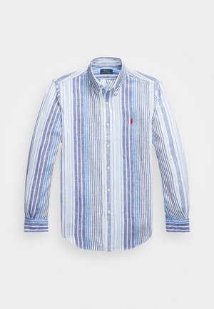 Męska koszula z długim rękawem zapinana na guziki w niebiesko-białe pionowe paski, wykonana z lekkiego materiału. Posiada klasyczny kołnierzyk oraz małe logo.