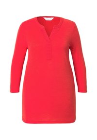 Rotes Langarmkleid mit V-Ausschnitt und strukturierten Knopfleisten-Details. Der Stoff ist glatt und das Kleid hat eine A-Linie, die bis zur Mitte des Oberschenkels reicht.
