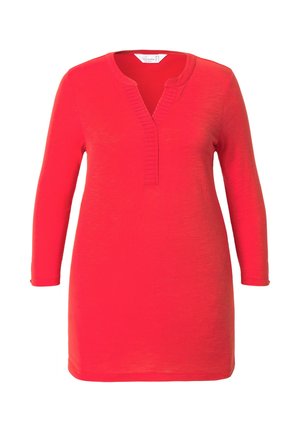 Rotes Langarmkleid mit V-Ausschnitt und strukturierten Knopfleisten-Details. Der Stoff ist glatt und das Kleid hat eine A-Linie, die bis zur Mitte des Oberschenkels reicht.