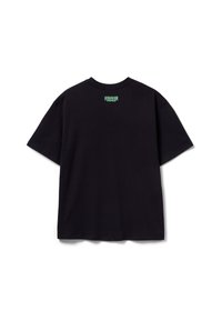 Černé bavlněné tričko s krátkými rukávy a kulatým výstřihem. Na horní části zad je malý zelený nápis "Stranger Things".