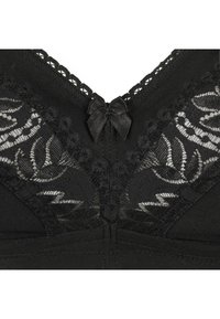Czarna bielizna z delikatną koronką zdobioną kwiatowymi wzorami. Posiada kokardkę na środku oraz karbowane krawędzie dla tekstury.