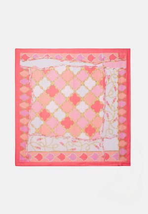 Foulard di seta con un motivo geometrico nei toni di rosa, arancione e bianco, con accenti dorati e un bordo corallo.