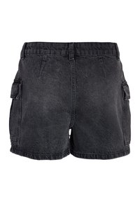 Schwarze Denim-Cargo-Shorts mit lockerer Passform. Verfügt über zwei seitliche Taschen, Gürtelschlaufen und gesteppte Akzente. Abgetragene Stofftextur.