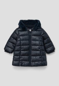 Navyblauer Puffer-Jacke mit fellgefütterter Kapuze, gestepptem Design, Frontreißverschluss und kurzen Ärmeln. Weiches, glänzendes Außenmaterial.