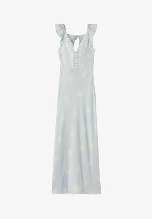 Robe maxi bleu clair sans manches avec épaules volantées, col en V orné de dentelle, lien au dos, et motif floral jaune subtil.