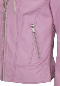Rosa læderjakke med en tætsiddende design, asymmetrisk frontlynlås og en sidelomme med lynlås. Glat tekstur med fine syninger.