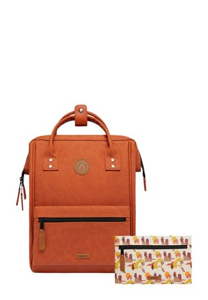 Oranger Leder-Rucksack mit strukturiertem Design, Tragegriff, vorderer Reißverschluss-Tasche und einem abnehmbaren, gemusterten Beutel mit Blumen und Tieren.