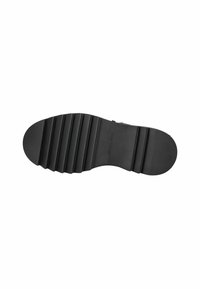 Sole in gomma nera con scanalature orizzontali per grip, caratterizzata da una forma arrotondata e una texture liscia. Nome del marchio "SMEARY STEVE" stampato.