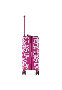 Maleta rígida rosa con letras geométricas blancas, doble cremallera, asa retráctil y cuatro ruedas giratorias para mayor movilidad.