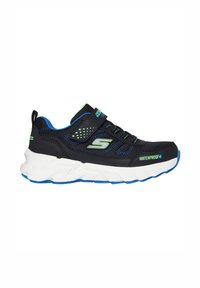 Baskets Skechers imperméables noires et bleues avec des accents verts, bande Velcro et semelle texturée blanche vues de côté.