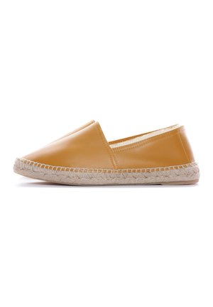 Espadrilla gialla in pelle con punta arrotondata, suola in corda di juta e texture liscia. Presenta un design minimalista e accenti elastici sui lati.