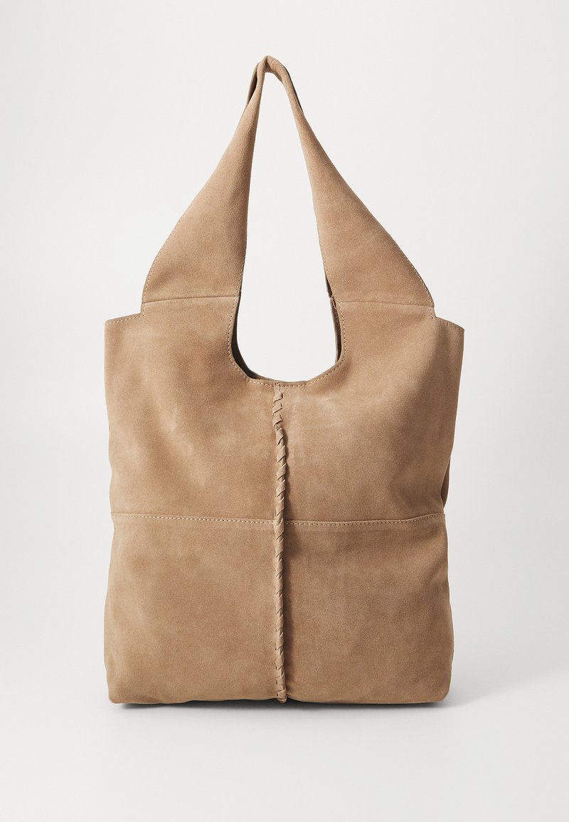 Šviesiai ruda suede rankinė su dideliu formatu, su išpjauta rankena ir dekoratyviniu siuvimu centre.