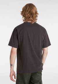 Vans MTE RIBCAGE REVERSIBLE - Triko s potiskem - black