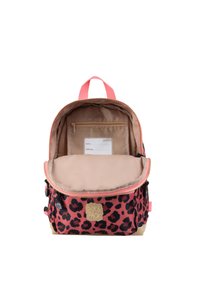 Roze luipaardprint rugzak met een ritssluiting, beige interieur en een labelvak. Beschikt over een voorklep en verstelbare schouderbanden.