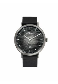Zwarte s.Oliver horloge met een gestructureerde wijzerplaat. Roestvrijstalen kast, zilveren wijzers en een zwarte stoffen band. Voorzien van een datumaanduiding op 6 uur.