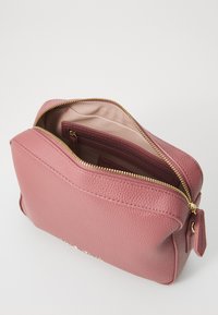 Valentino Bags BRIXTON - Soma ar siksnu pāri ķermenim - camelia