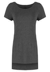 Camiseta de manga corta en gris, elaborada con una tela suave, que presenta un escote en forma de barco y un dobladillo trasero más largo para mayor cobertura.