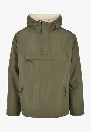 Olivově zelená pulovrová bunda s kapucí, s půlzipem vepředu, dvěma bočními kapsami na zip a jemnou, texturovanou podšívkou viditelnou na límci.