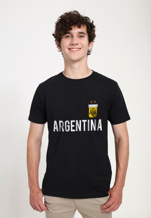 Sort bomulds t-shirt med et gult og hvidt Argentina-logo med to stjerner over, samt fed hvid tekst, der står "ARGENTINA."