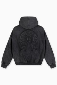 Μαύρο φούτερ με κουκούλα και ανάγλυφο, υφασμάτινο σχέδιο στην πλάτη. Διαθέτει ριμπ μανσέτες και στρίφωμα, κατασκευασμένο από μαλακό ύφασμα με βαμβακερό μείγμα.