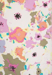 Tissu floral présentant un mélange de nuances de rose, lavande, orange et vert, avec de grandes fleurs abstraites et des centres noirs contrastants.