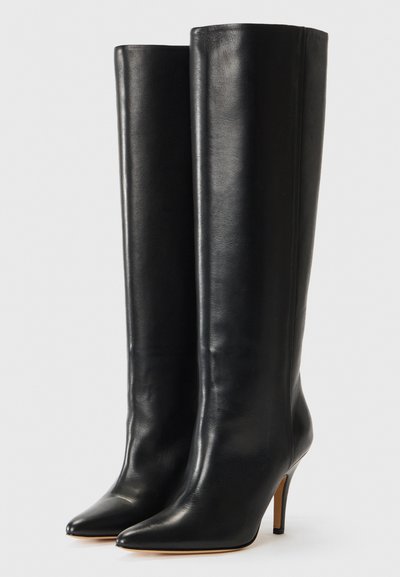 Knähöga, svarta läderstövlar med en elegant design. Spetsiga tår och stiletthäl, med en slät yta utan synliga mönster.