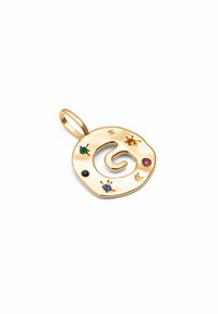 Pendente d'oro con un design a spirale, caratterizzato da pietre preziose colorate in verde, blu, arancione e viola, con una superficie textured e dettagli decorativi.