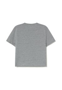 Camiseta gris de manga corta hecha de una tela suave. Presenta un diseño simple y rectángulo con un escote redondo y sin logotipos ni acentos visibles.