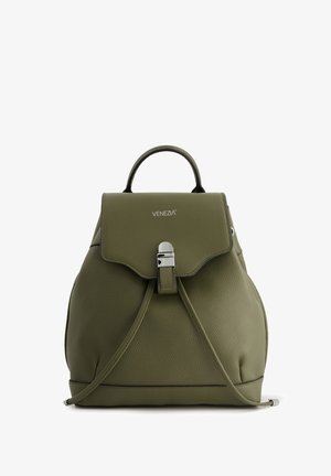 Olivgrüner Leder-Rucksack mit strukturiertem Finish, Klappenverschluss, silbernem Beschlag und Frontgurt-Detail. Das Design verfügt über einen runden Obergriff.