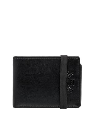 Billetera de cuero negro con una textura suave, que presenta una banda elástica vertical y un detalle de logo en relieve. Forma rectangular compacta.